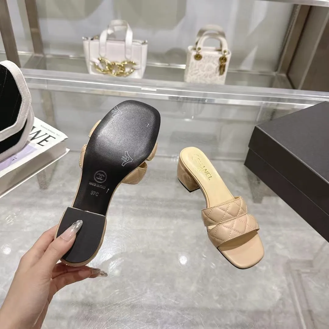 👟👟Ex-factory price 520👟👟 𝐂𝐇𝐀𝐍𝐄𝐋★Xiaoxiang New Spring and Summer Products Counter new sandals, electric embroidered Lingge’s classic elements that will never fade away 💋Showing a unique style, too beautiful to say, a must-have in summer... Upper: imported sheepskin/knitted fabric Lining: mixed sheepskin Heel height: 5cm Outsole: Italian leather outsole Shoe size: 35-39 (customized items of 40, 41 and 42 are not returnable or exchangeable)